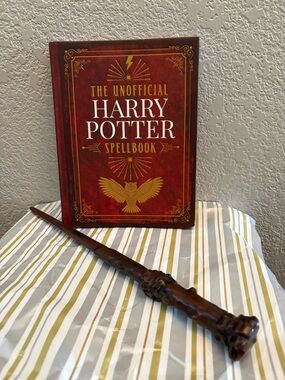 The Unofficial Harry Potter Spellbook and Wand Set